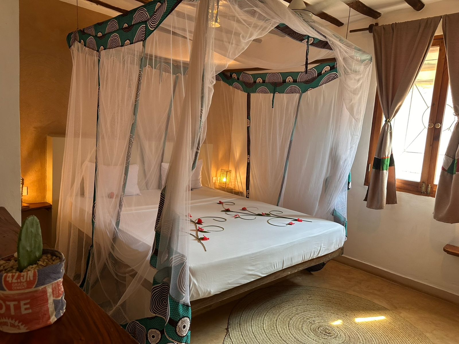 Camera da letto con baldacchino e zanzariera