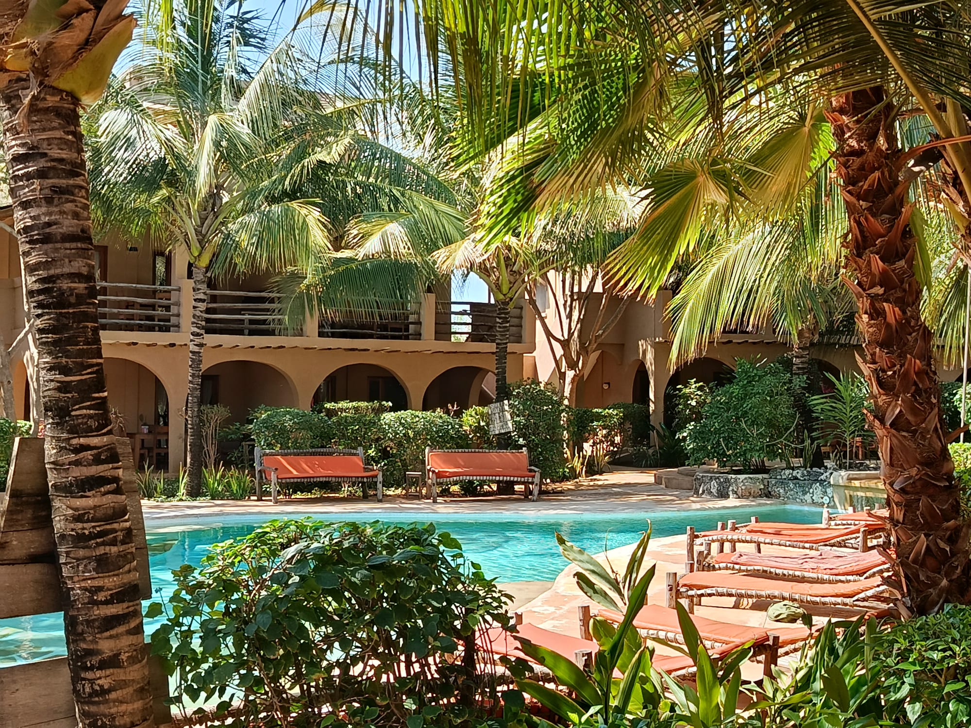 Piscina e archi del Lapili Residence