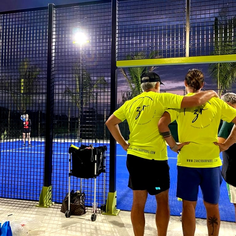 Giocatori con maglia Zanzibar Padel a bordo campo