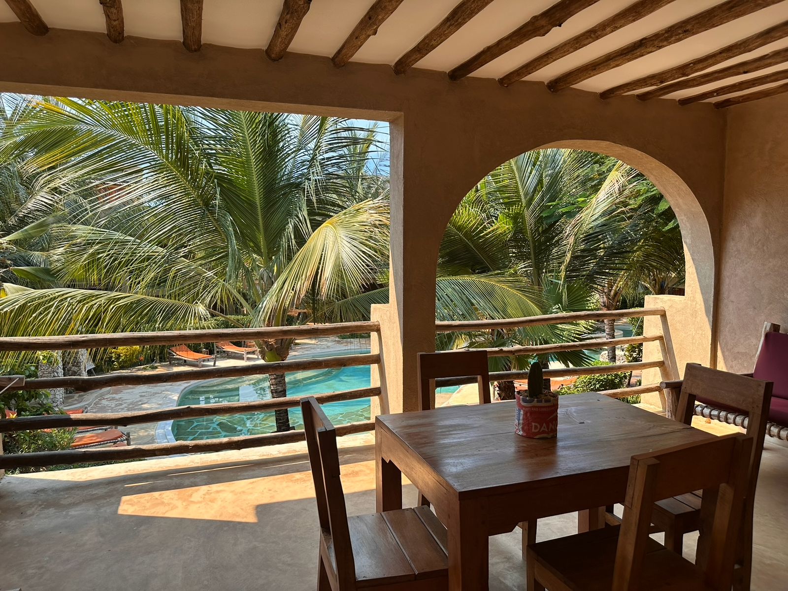 Terrazza dell'appartamento con vista piscina