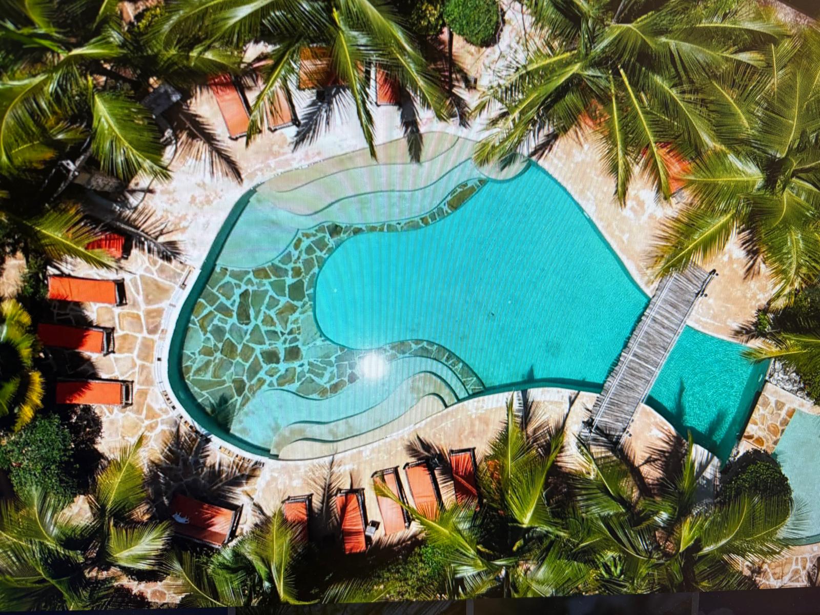 Vista aerea della piscina del Lapili Residence